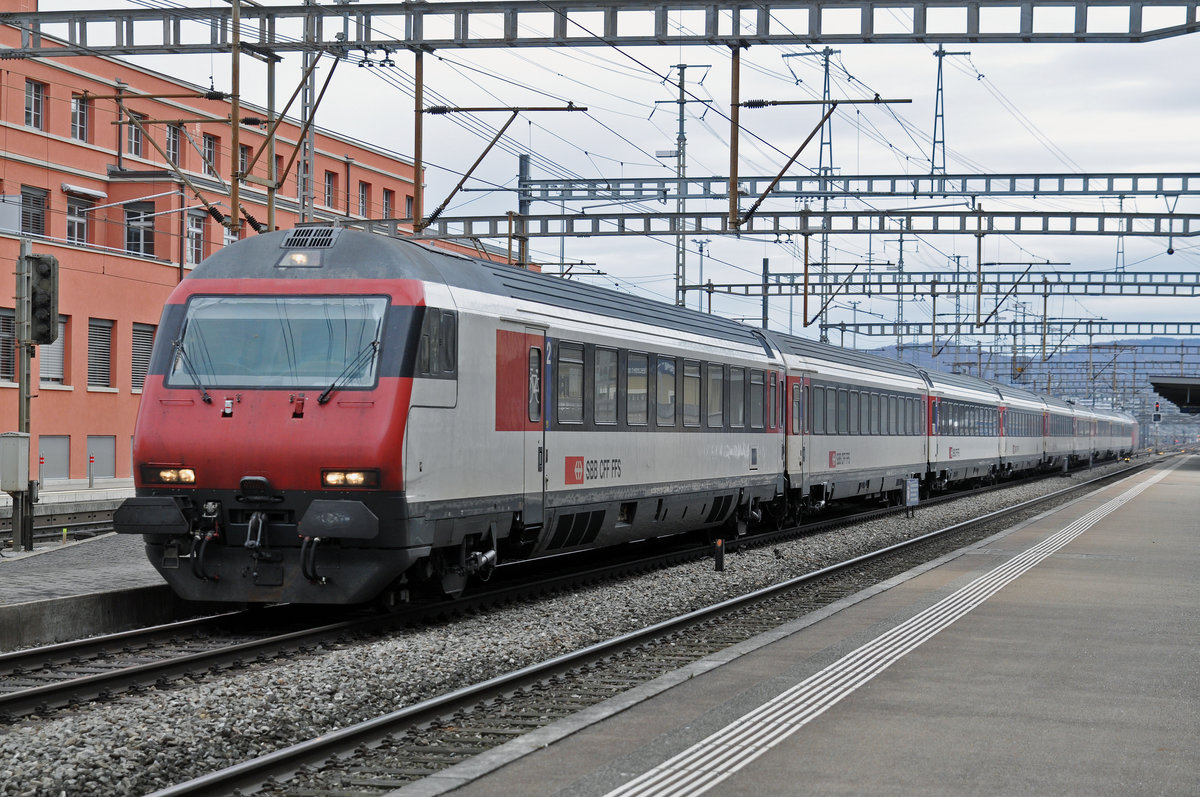 Bt 50 85 28-94  986-2 durchfährt den Bahnhof Muttenz. Die Aufnahme stammt vom 09.03.2018.