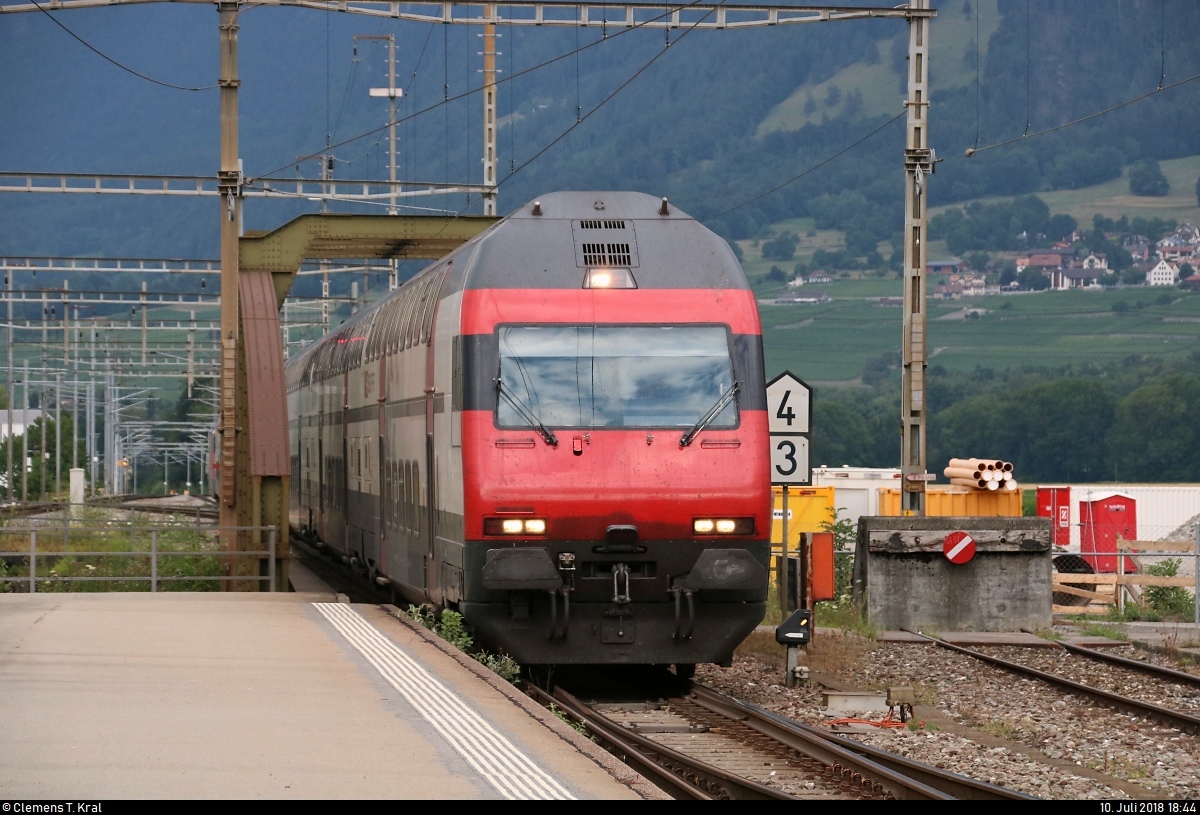 Bt mit Schublok Re 460 ??? als IC 579 (IC 3) von Zürich HB (CH) nach Chur (CH) erreicht den Bahnhof Landquart (CH) auf Gleis 2.
[10.7.2018 | 18:44 Uhr]