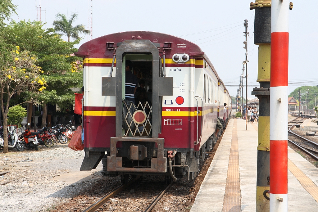 BTC. 1152 (บชส. =BTC./Bogie Third Class Carriage) am 26.März 2017 als letzter Wagen des Sonderzug 901 aus Bangkok nach der Ankunft im Bf. Ayutthaya.