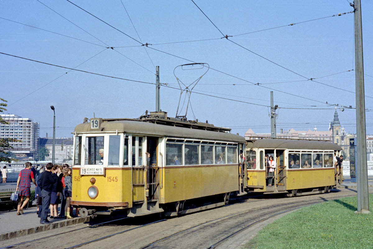 Budapest BKV SL 19 (Tw 1545 + Bw 5910) am 30. August 1969. - Scan eines Farbnegativs. Film: Kodak Kodacolor X.