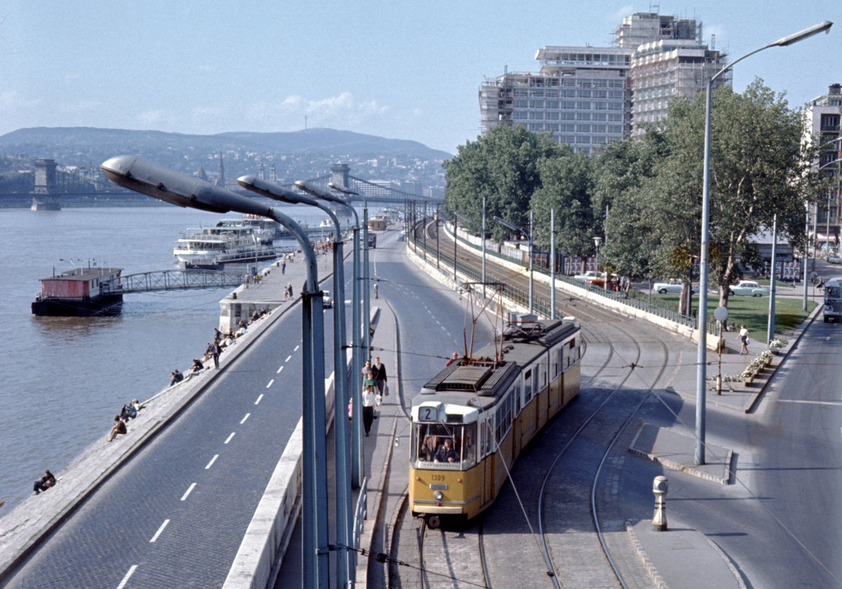 Budapest BKV SL 2 (Ganz-CSMG 1309) an der Donau am 30. August 1969. - Scan eines Diapositivs.