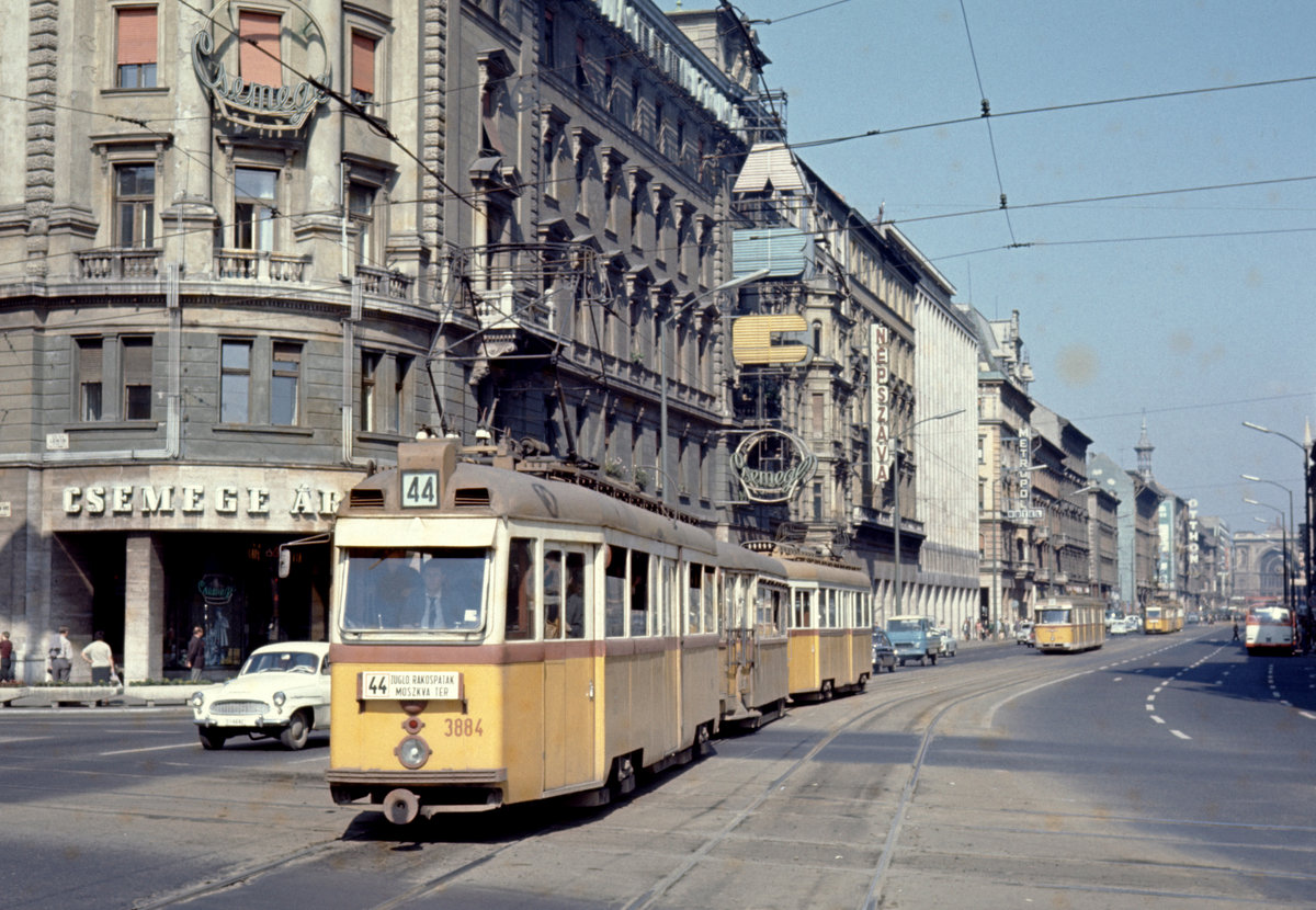 Budapest BKV SL 44 (Ganz-Tw 3884) am 31. August 1969. - Scan eines Diapositivs.