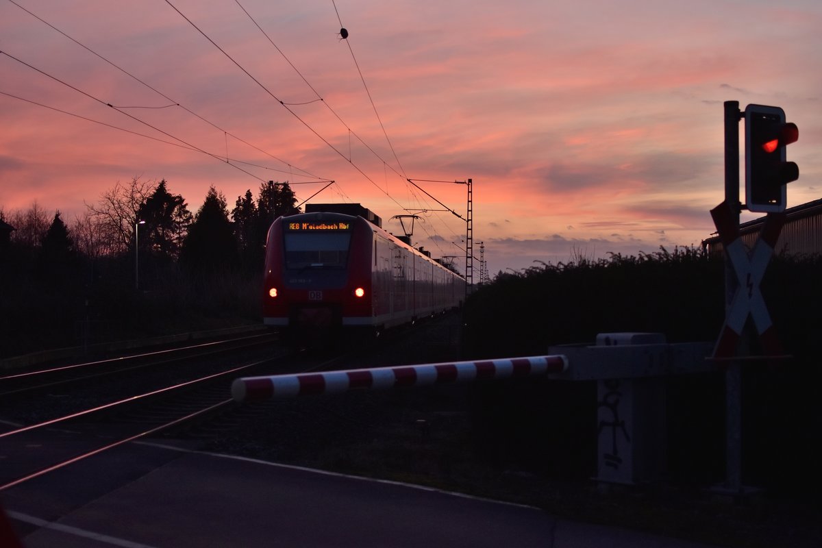 Bü-Stimmungsbild vom heutigen Abend!
Das Bild zeigt im Nachschuß einen RE8 nach Mönchengladbach am Bü Fürther Hecke in Gubberath. 12.2.2019