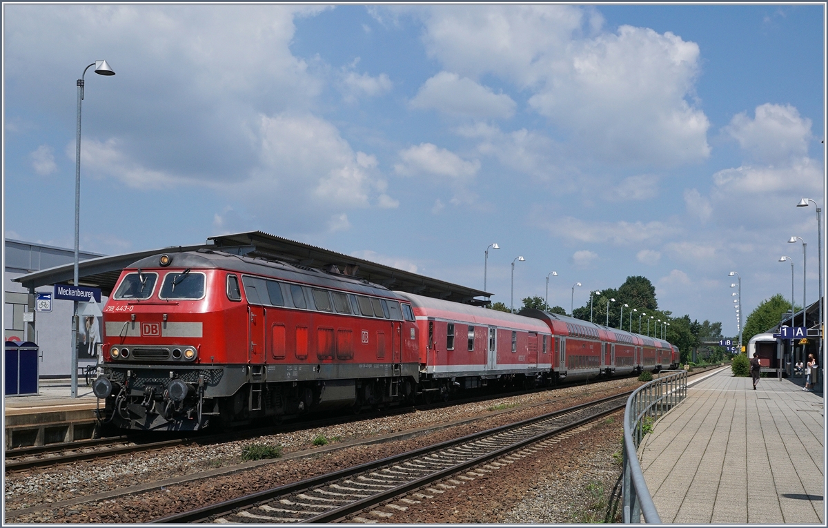 Bunte Bahnen rund um die Schweiz: In Meckenbeuren gab es zum Mittagessen Wurstsalat und Sandwich, zweiters wurde direkt auf dem Bahnsteig in Form des IRE 4209 Ulm - Lindau serviert. Zug- bzw. Schiebelok sind die V 218 443-0 und die V 218 406-7.
16. Juli 2016