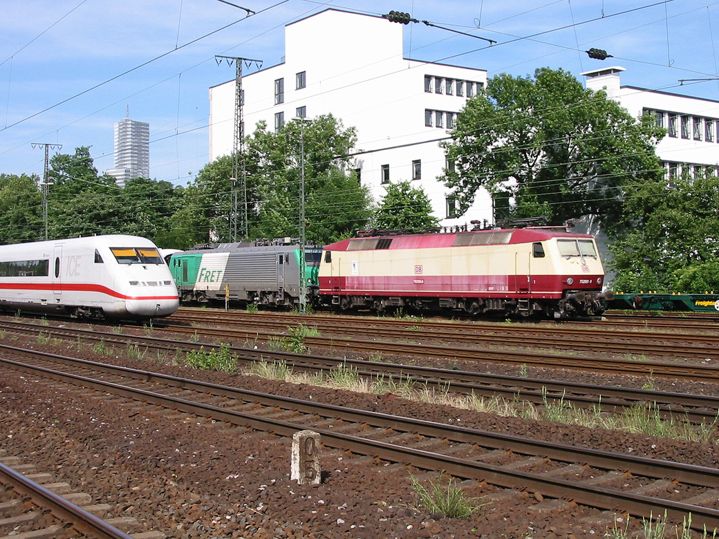 Bunte Begegnung im Bahnhof Köln West- Steuerwagen eines ICE 2, eine Alstom Prima der SNCF FRET und eine Lok der Baureihe 752, deren genaue Nummer auf dem Original leider kaum zu erkennen ist.
Über die Ergänzung der Loknummer würde ich mich freuen.
Fotografiert am 10. Juni 2003.