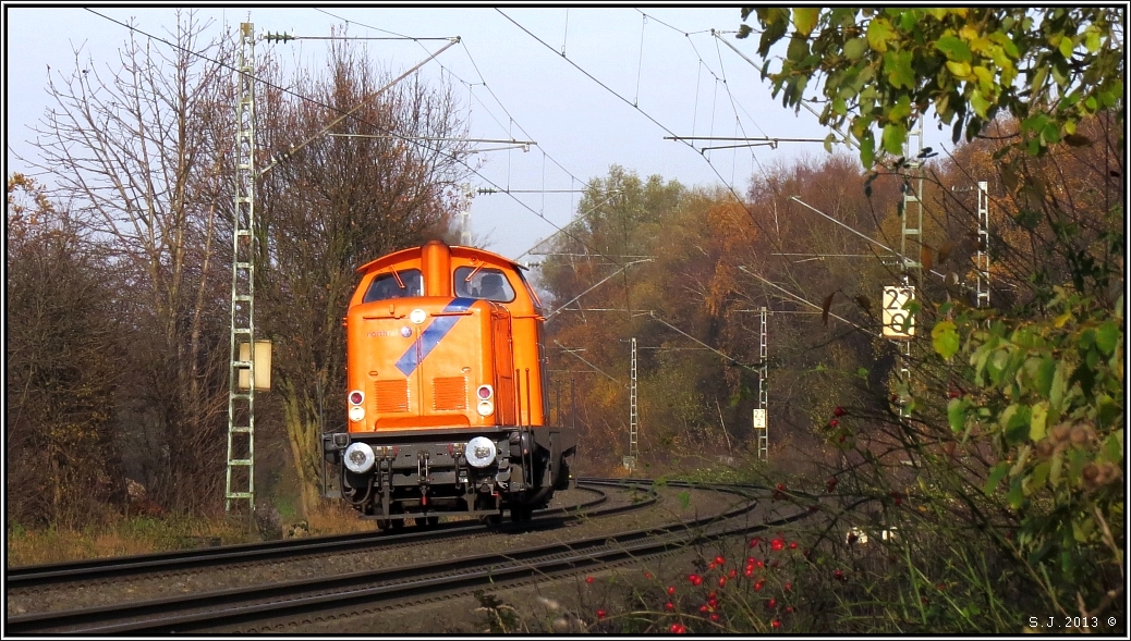 Bunte Farben auch im Spätherbst an der KBS 485 bei Rimburg.Hier zu sehen eine V100
der North Rail unterwegs nach Aachen West, Anfang Dezember 2013.