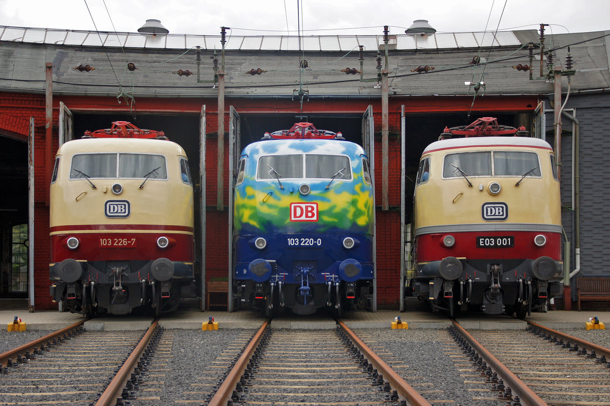 Bunte Mischung - die Lokomotiven 103 226-7, 103 220-0 und E03 001 beim Lokschuppenfest am 25.08.2018 in Siegen.