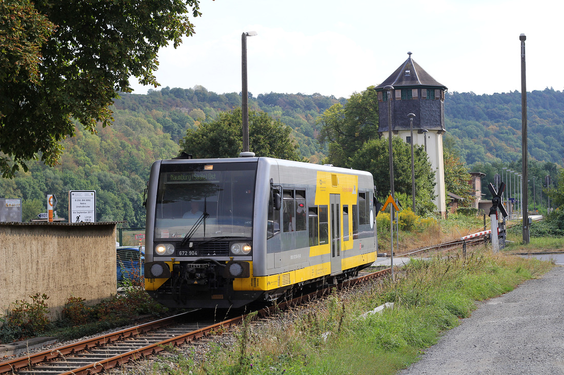 Burgenlandbahn 672 904 verlässt zum Aufnahmezeitpunkt als RB 34883 nach Naumburg (Saale) Ost den Bahnhof Nebra (Unstrut).
Aufnahmedatum: 1. September 2016