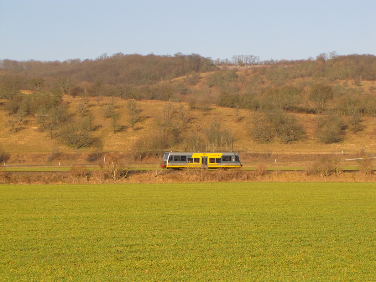 Burgenlandbahn 672 911 als RB 34869 von Nebra nach Naumburg (S) Ost, am 28.02.2015 auf der Unstrutbahn bei Kleinjena.