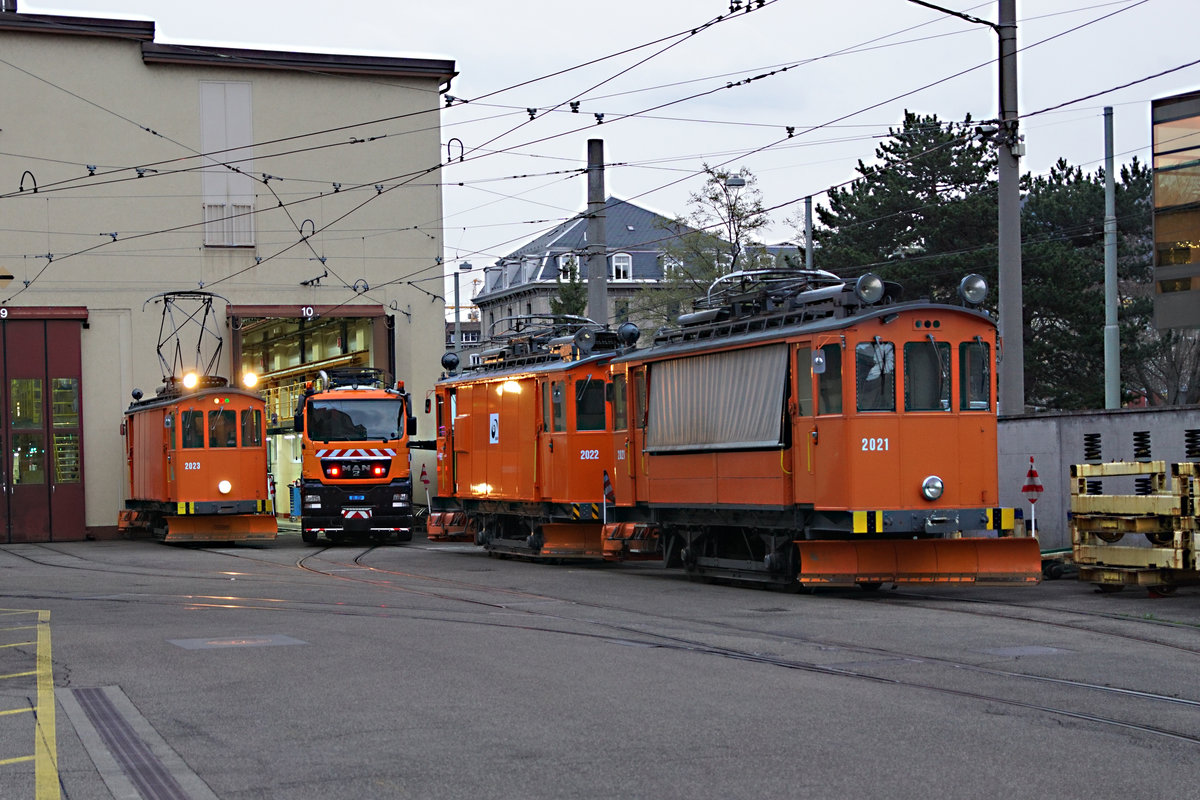 BVB: BASLER-STRASSENBAHN
Verabschiedung von den Schneepflug Strassenbahnen
Morgenstimmung vor der HW Klybeck anlässlich des Fototermins vom 9. April 2018. Leider ist diese zufällig entstandene Ansicht  NEU/ALT , mit sämtlichen vier BVB-Dienstfahrzeugen vereint, bereits historisch.
Foto: Walter Ruetsch
 