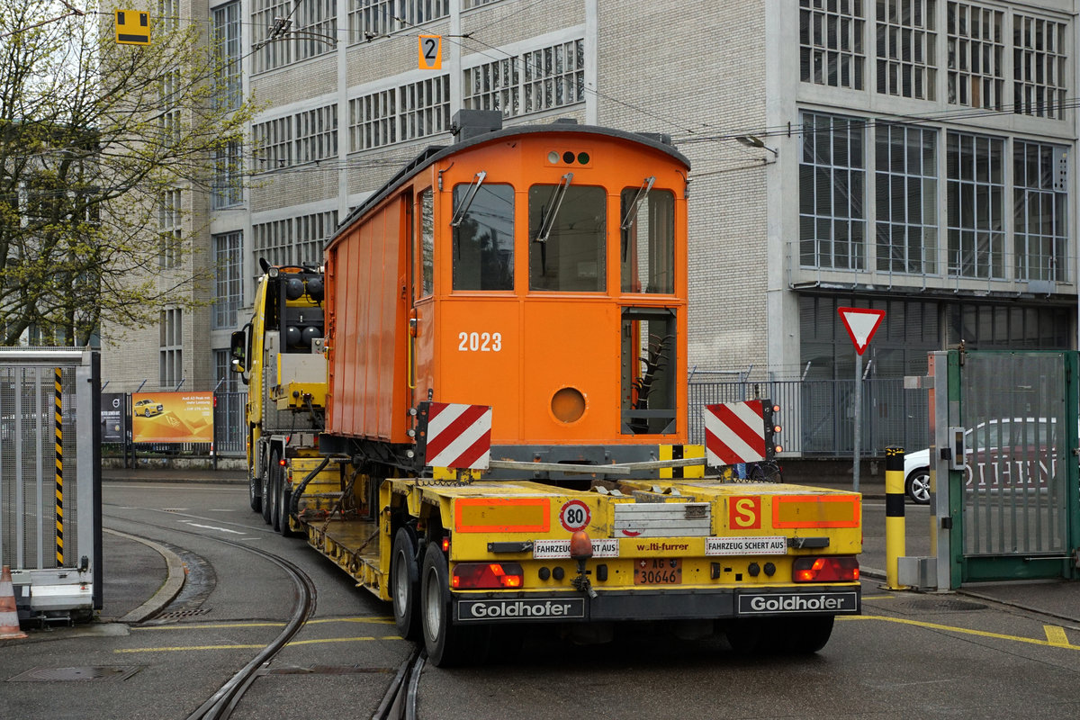 BVB: BASLER-STRASSENBAHN
Verabschiedung von den Schneepflug Strassenbahnen
Zukunft der BVB Schneepflüge
Die Basler Verkehrsbetriebe haben für Zwei der alten Schnepflüge 2021-2023 keine Verwendung mehr.
Aus diesem Grunde haben der Xe 2/2 2021 sowie der Xe 2/2 2023 am 13. April 2018 die BVB für immer verlassen. 
Der Tramclub Basel hat den Xe2/2 2021 und die komplette elektrische Ausrüstung des 2023 inkl. Achsen übernommen.
Für den Xe 2/2 2023 war der 13. April 2018 tatsächlich ein Unglückstag da er zum Schrotthändler nach Kaiseraugst überführt wurde.
Betriebsfähig bei den Basler Verkehrsbetrieben bleibt der Xe 2/2 2022.
Diese Diensttriebwagen standen seit den Jahren 1926, 1927 und 1931 im Betrieb.
Beim endgültigen Verlassen des BVB-Areals kurze Zeit vor der Verschrottung.
Aufnahmen vom 13. April 2018.
Foto: Walter Ruetsch

