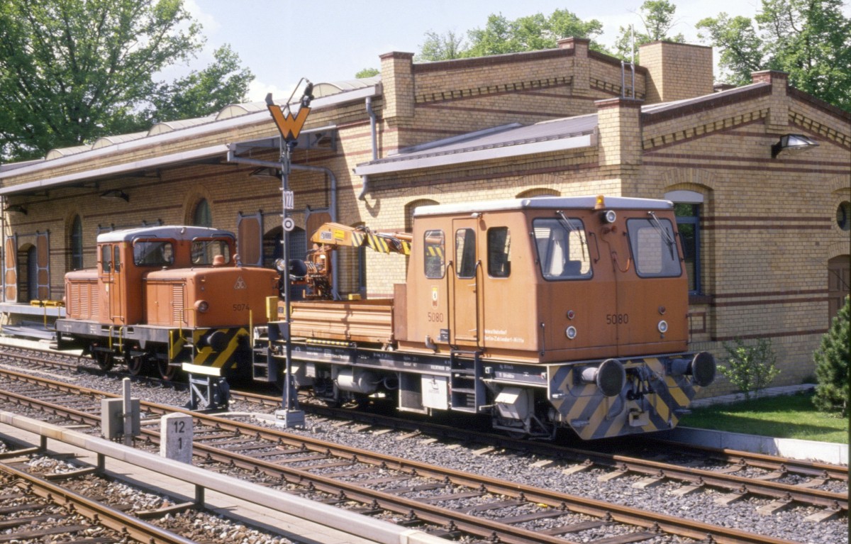 BVG Fahrzeuge am 6.5.1989 in Berlin - Zehlendorf: vorne Rottenfahrzeug 5080 und dahinter die Jung Diesellok 5074.