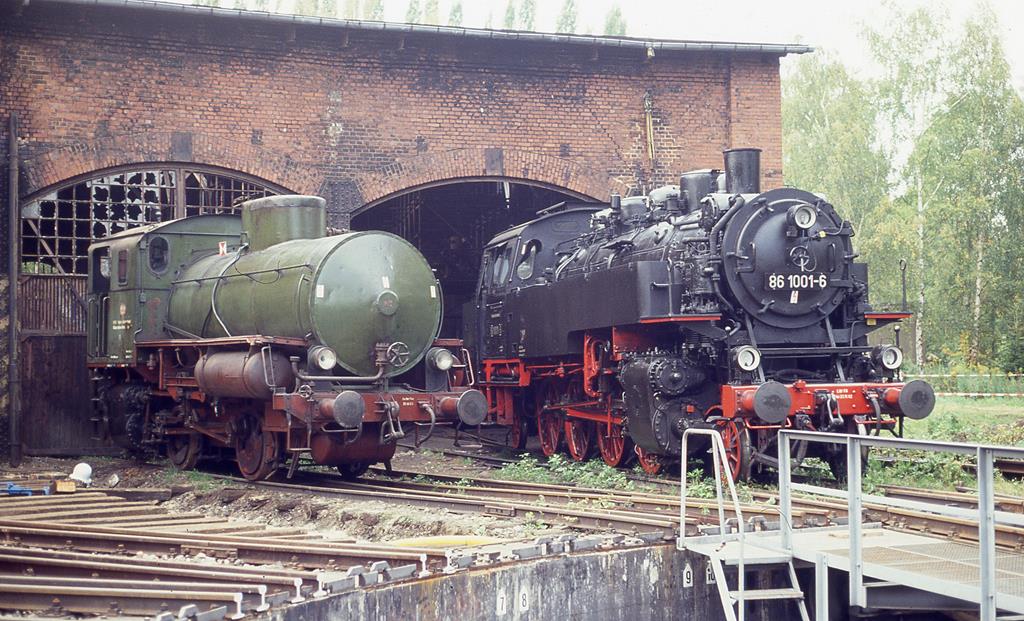 BW Schwarzenberg am 25.9.1993: Dampflok 861001 neben Dampfspeicherlok 1 des VEB Papier Niederschlema.