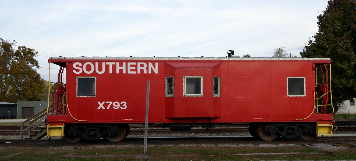 Caboose X793 der Bahngesellschaft Southern, als Denkmal aufgestellt neben dem Bahnhofsgebude von Hendersonville (NC). (30.10.2013)