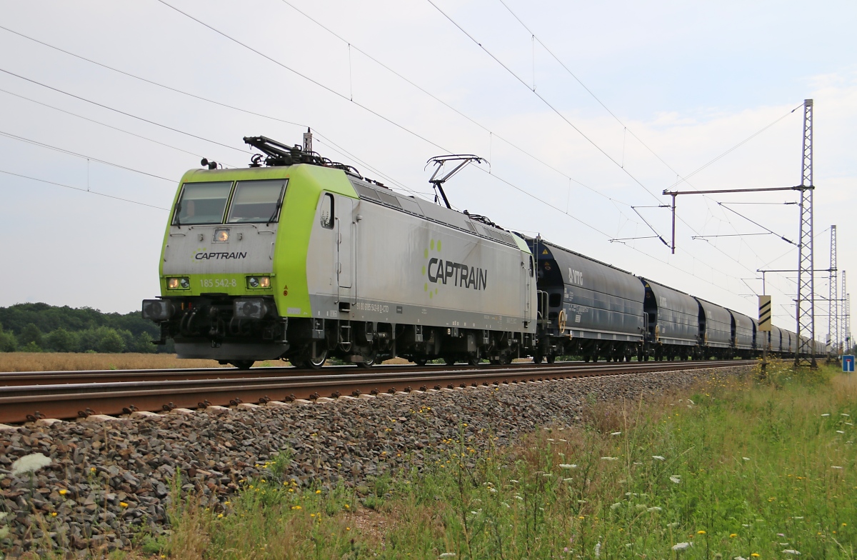 Captrain 185 542-8 mit Getreidezug in Fahrtrichtung Wunstorf. Aufgenommen in Dedensen-Gümmer am 24.07.2015.