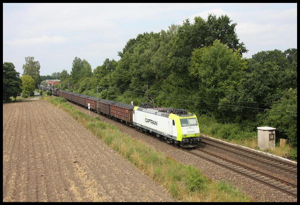 Captrain 185550 fährt hier am 14.7.2018 um 11.40 Uhr mit dem Kokspendel durch Osnabrück Hellern in Richtung Norden.