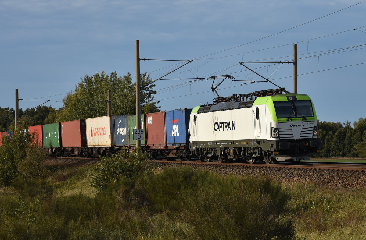 Captrain 193 783-7 mit einem Containerzug, unterwegs in Richtung Schwerin. 3km östlich von Büchen, 08.10.2018.