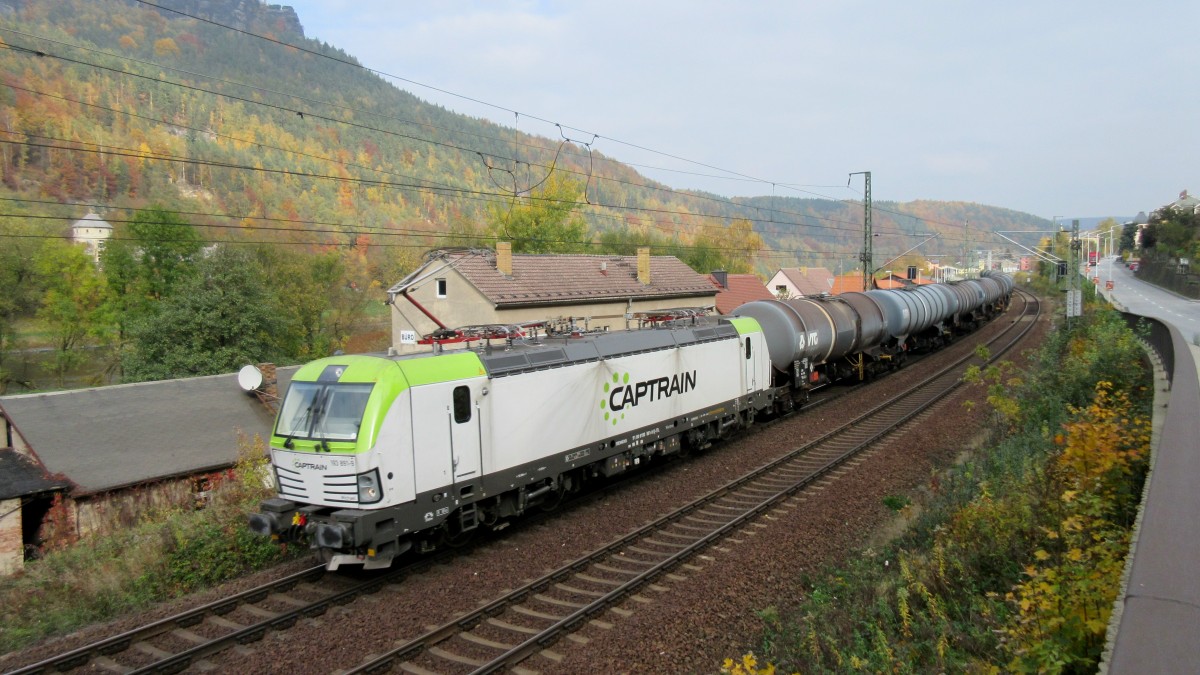 Captrain 193 891-9 kommt mit einem Kesselzug durch Königstein Richtung Dresden (27.10.15) 