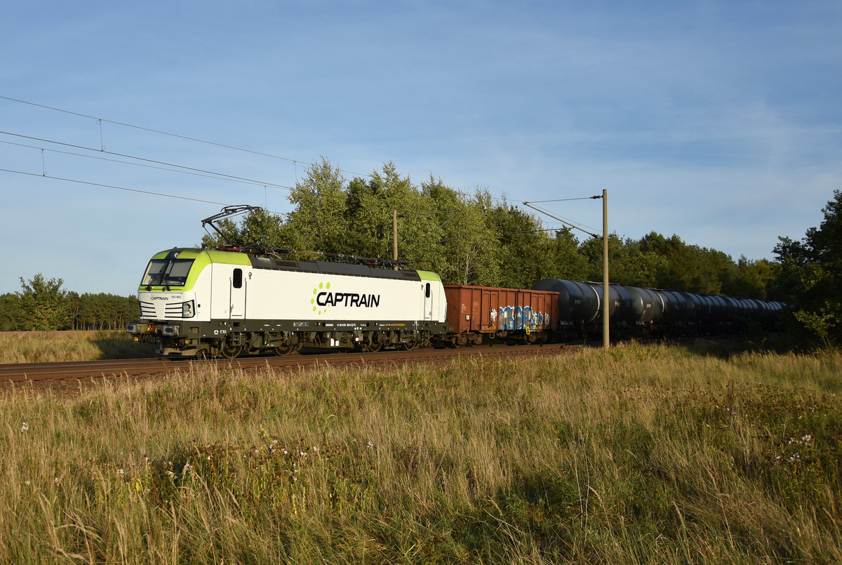 Captrain 193 893-5 mit einem Kesselzug der RYKO Plus spol. s.r.o. und einem einzelnen 33 RIV 68 Eaos Güterwagen unterwegs in Richtung Hamburg. 3km östlich von Büchen, 17.09.2018.
