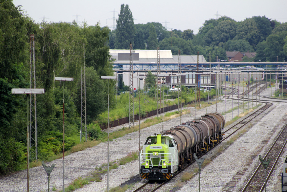 Captrain 650 088 bringt Kesselwagen von Ineos Phenol zum Güterbahnhof Gladbeck West.
Wie man sieht wurden die Gleisanlagen im Übergabebahnhof der RAG stark reduziert.
Aufnahmedatum: 20.07.2015