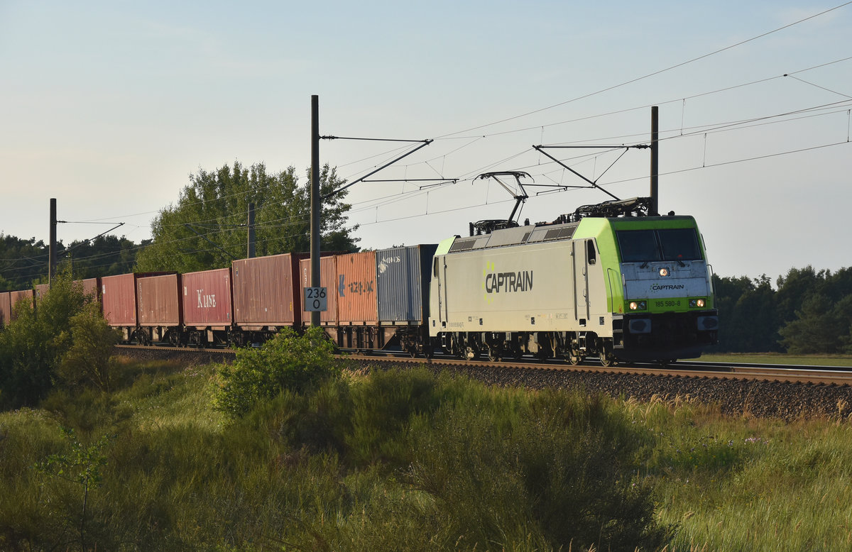 Captrain mit der 185 580-8 in Front und einem Containerzug, kommend aus Richtung Hamburg. 3km östlich von Büchen, 16.08.2018.
