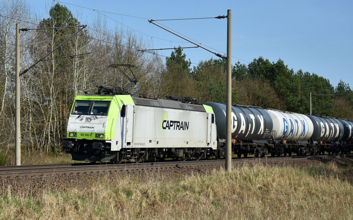 Captrain mit der 185 580-8 unterwegs mit GATX Kesselwagen in Richtung Hamburg. 19.04.2018, 3km östlich von Büchen.