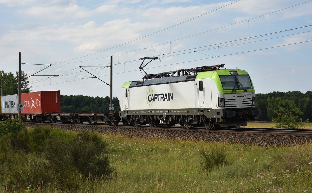 Captrain mit der 193 783-8 und einem halbvollen Containerzug, unterwegs in Richtung Schwerin. 3km östlich von Büchen, 30.07.2018.