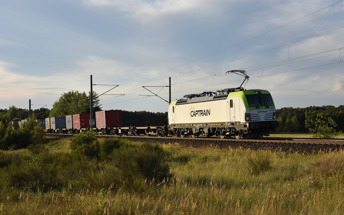 Captrain mit der Vectron 193 782-0 und einem halbvollen Containerzug, kommend aus Richtung Hamburg. 3km östlich von Büchen, 06.08.2018.