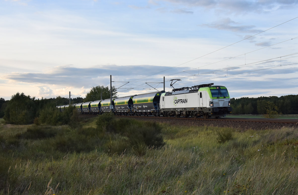 Captrain Vectron 193 894-3 zieht seine Getreidewagen der AGRO Terminal Heidenau in Richtung Hagenower Land. 3km östlich von Büchen, 25.09.2018.