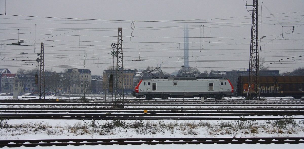 CB Rail/Prima E37 518 fährt mit einem langen gemischten Güterzug aus Richtung Essen und fährt durch Duisburg-Hbf in Richtung Düsseldorf bei Winterwetter im Schnee am Kalten Mittag vom 25.1.2015.