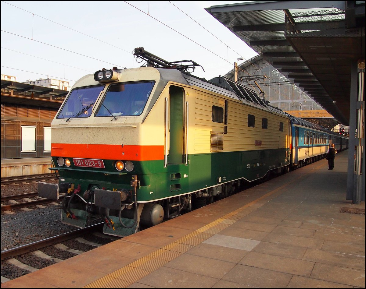 CD 151 023-9 (ČSD-Baureihe E 499.2, Strecke zur vollständig mit 3 kV Gleichstrom elektrifiziert ist) in HBf. Praha am 25.8. 2017. 
