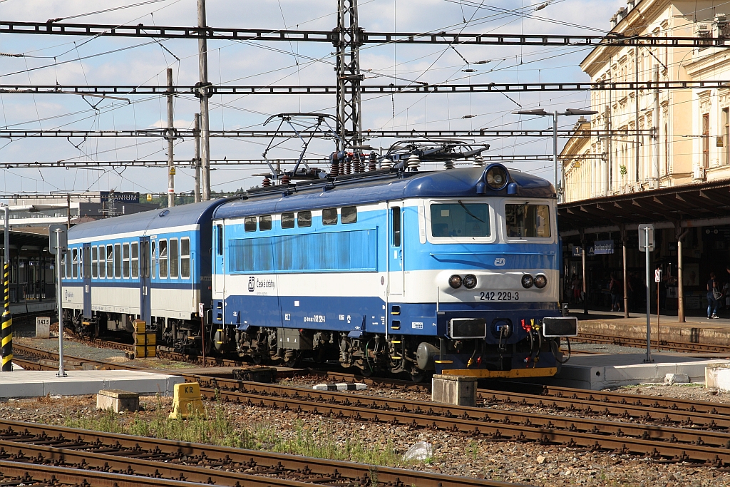 CD 242 229-3 fährt am 15.August 2018 aus dem Bahnhof Brno hlavni nadrazi.