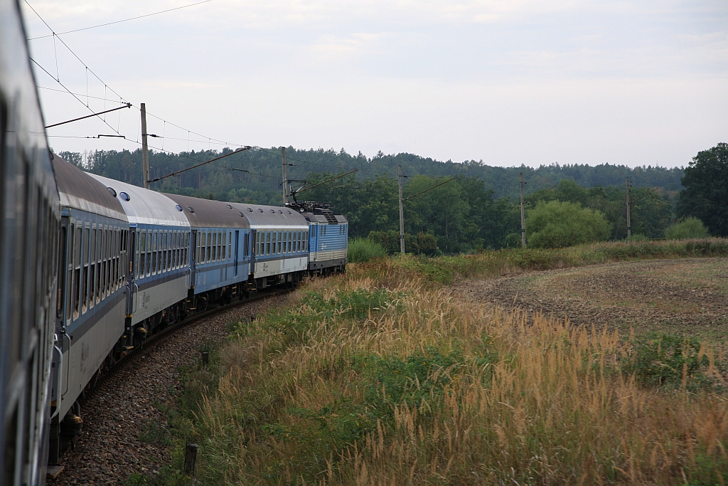 CD 362 079-6 am 25.August 2018 vor dem R 724  Frantisek Krizik  (Veseli nad Luznici - Praha-Holesovice) zwischen den Bahnhöfen Sobeslav und Roudna.