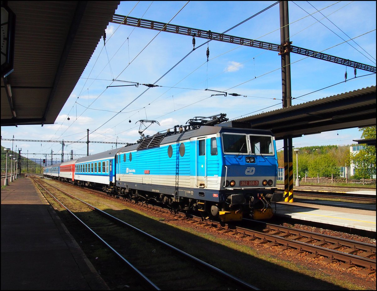 CD 362 108-3 als R 611 Karlex kommt nach Most richtung Prag am 24. 4. 2017.