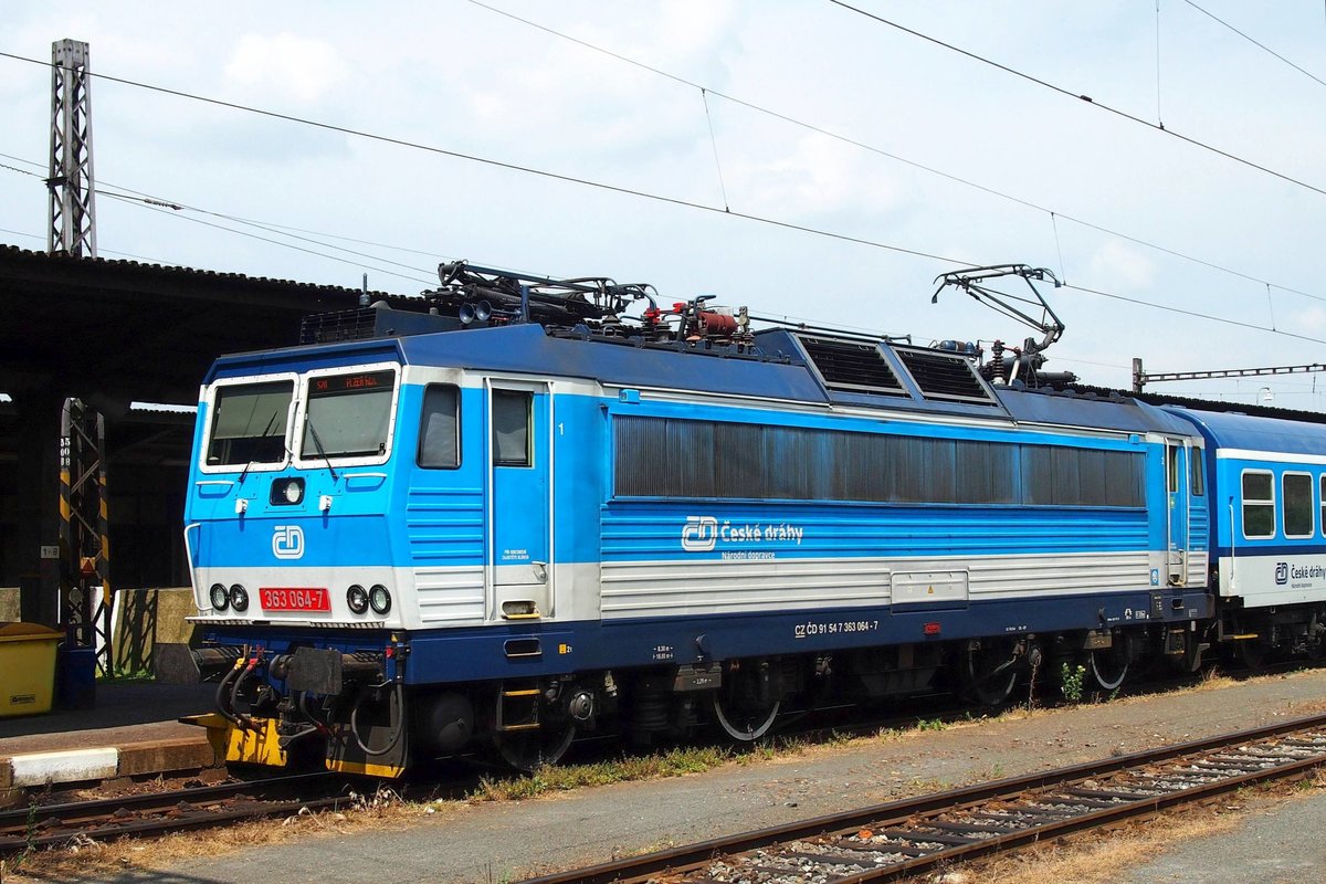 CD 363 064-7 wartet auf die Abfahrt nach Pilsen in Hbf. Beroun am 28.5.2016