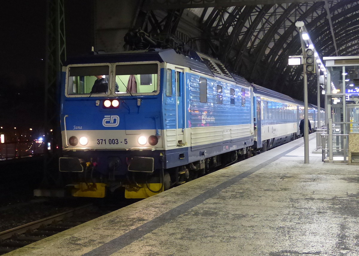 CD 371 003-5  Jana  mit dem EC 179  Alois Negrelli  von Hamburg-Altona nach Praha hl.n, am 17.02.2017 in Dresden Hbf.