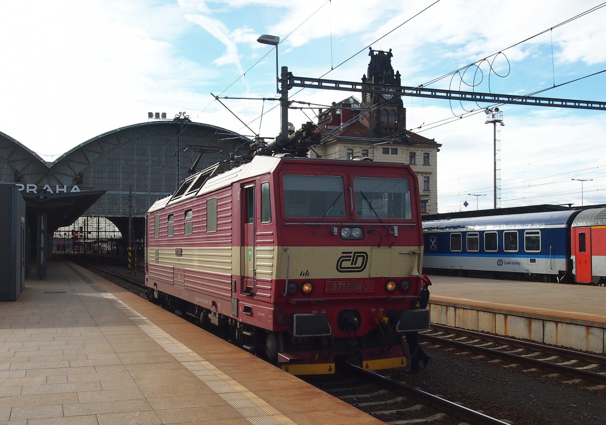 CD 371 004-3 im Hauptbahnhof Prag am 8. 11. 2013. 