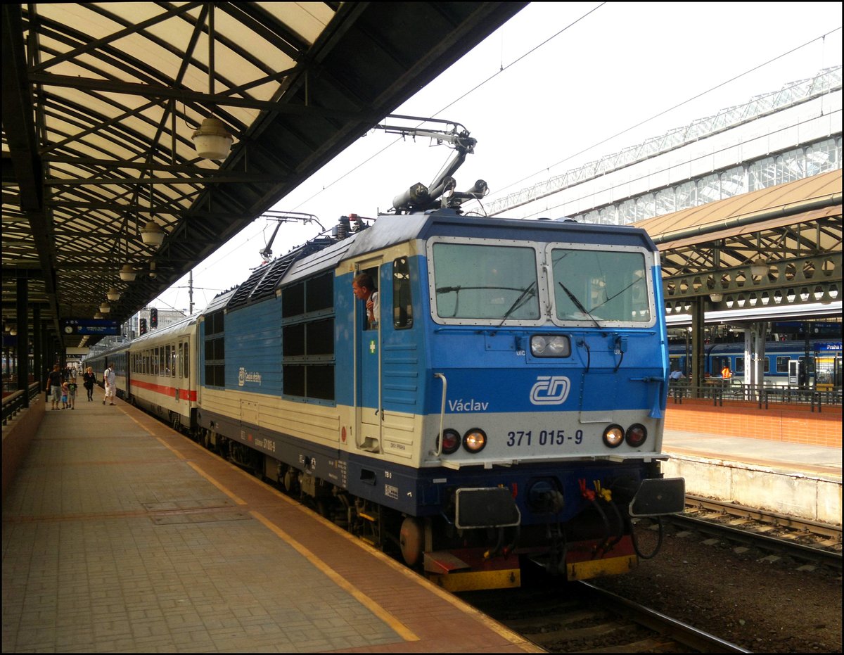 CD 371 015-2 (Vaclav)mit Schnellzug Ex 351 nach München auf Hauptbahnhof Prag am 2. 8. 2016.