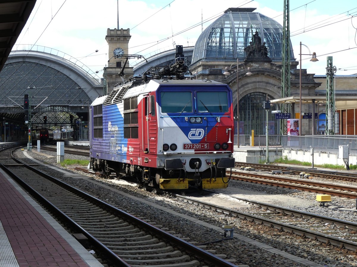 CD 371 201 wartet am 29.04.2016 auf dem Dresdener Hauptbahnhof auf seinen nächsten Einsatz.