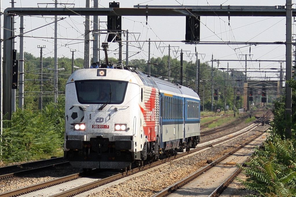 CD 380 011-7 mit dem  überlangen  D 101  Moravia  von Bohumin nach Wien Westbahnhof am 24.Juli 2015 bei der Hst. Haidestrasse.