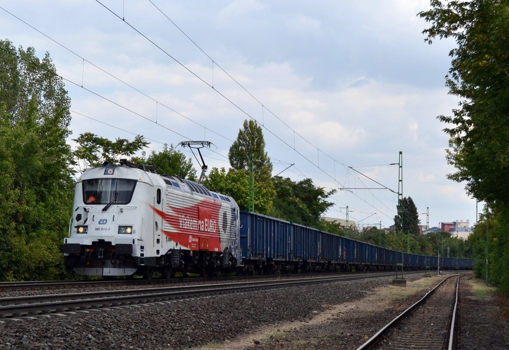 CD 380 011 (Vlakem na EURO) mit einem Gterzug von PSZ a.s. (aus Sturovo nach Dunajvros) zwischen Bahnhof Budapest Ferencvros und Kelenfld, am 16. 08. 2013. 