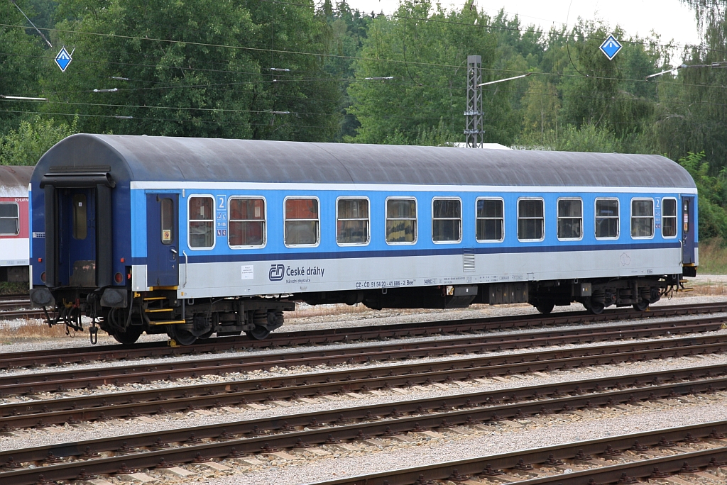 CD 51 54 20-41 886-2 Bee am 25.August 2018 im Bahnhof Veseli nad Luznici.