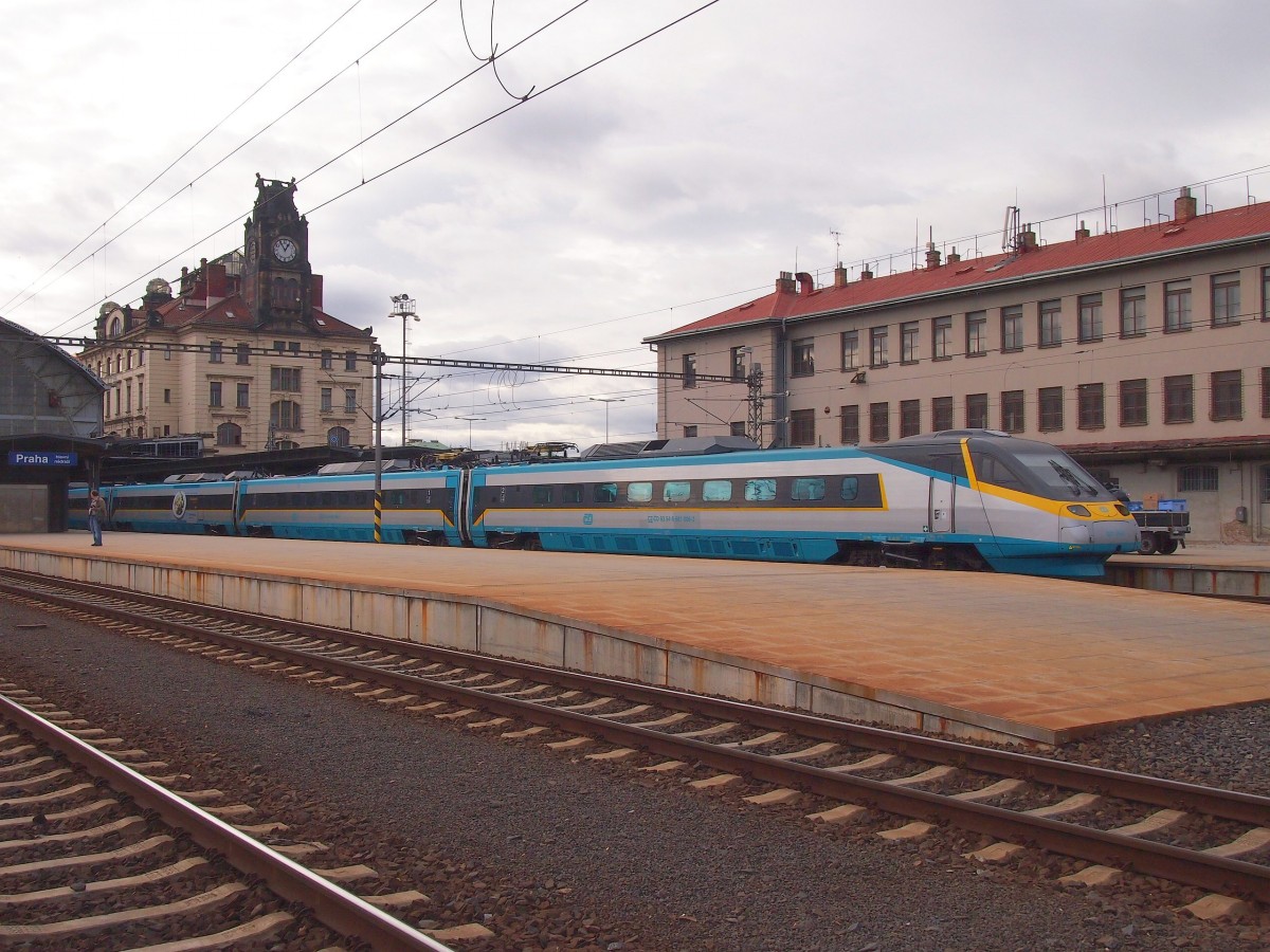 CD 681 006-3 Pendolino im Hauptbahnhof Prag am 8. 11. 2013.
