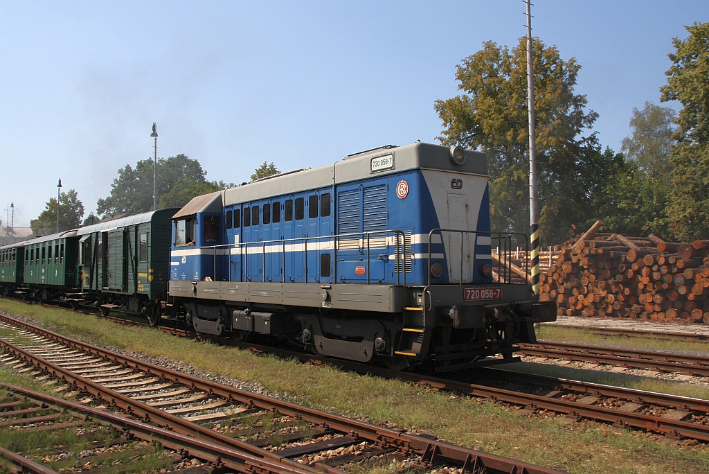CD 720 058-7 am 04.August 2018 am Schluß des Os 28451 (Veseli nad Luznici - Ceske Velenice) im Bahnhof Suchdol nad Luznice.