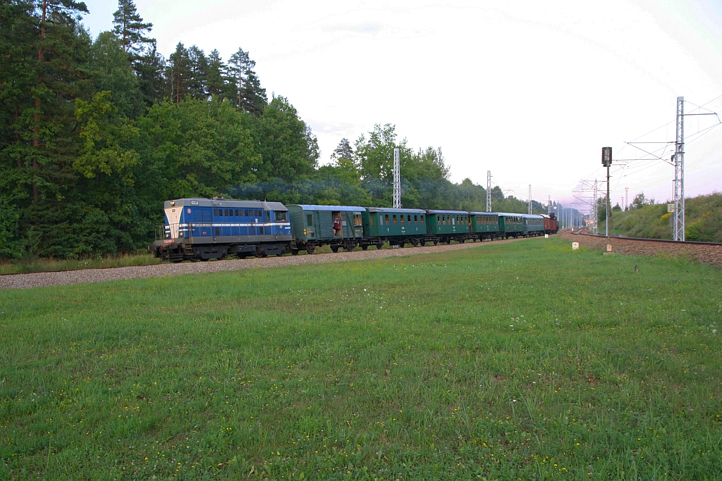 CD 720 058-7 mit dem Sonderzug von Ceske Budejovice nach Trebon am 03.August 2018 kurz nach dem Bahnhof Ceske Velenice.