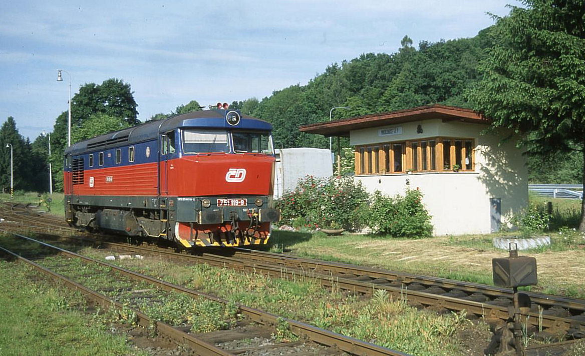 CD 751119 rangiert am Stellwerk des Bahnhof Mikulovice am 16.6.2001.