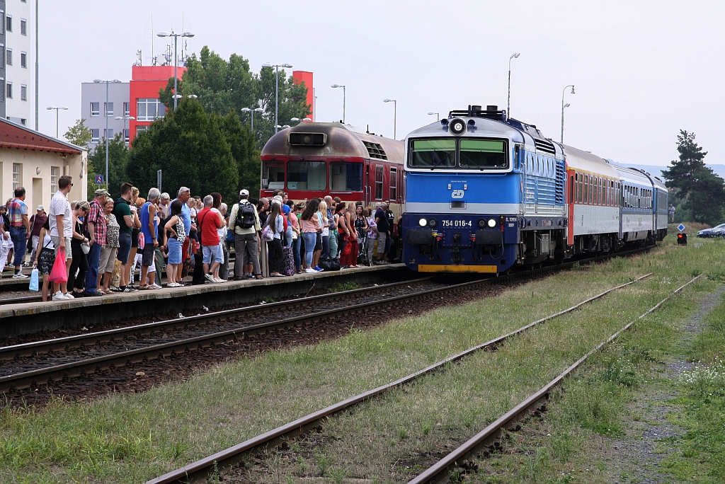 CD 754 016-4 fährt am 08.September 2018 mit dem R 886 Slovacky Expres (Luhacovice – Praha-Smichov) in den Bahnhof Uherske Hradiste ein.