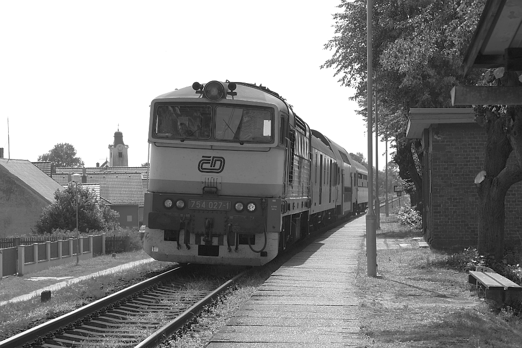 CD 754 027-1 fährt am 04.August 2018 mit dem Os 8712 (Ceske Velenice - Veseli nad Luznici) in die Haltestelle Dvorny nad Luznice ein.