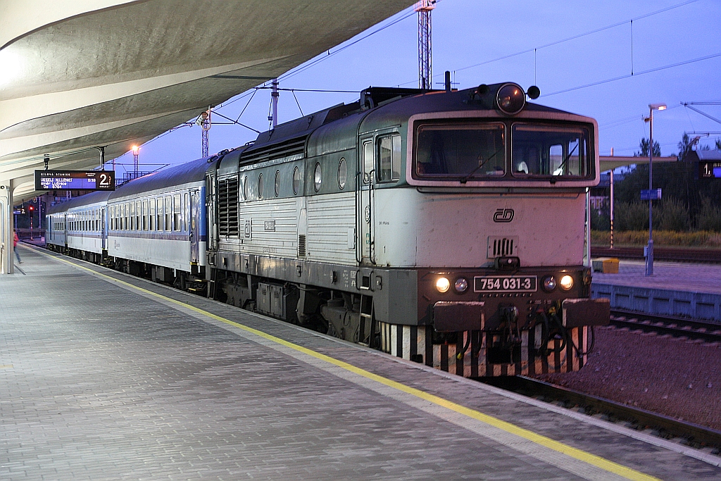 CD 754 031-3 mit dem Os 8704 (Ceske Velenice - Veseli nad Luznici) am 25.August 2018 im Bahnhof Ceske Velenice.