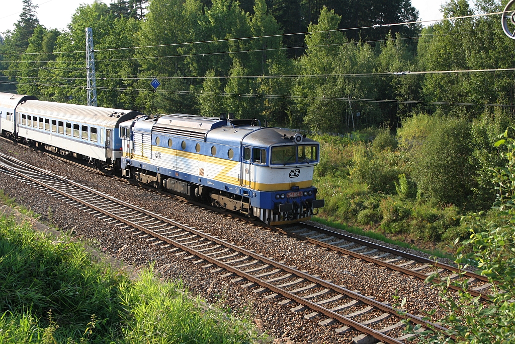 CD 754 057-8 vor dem Os 8715 (Veseli nad Luznicí – Ceske Velenice) am 03.August 2018 kurz vor dem Bahnhof Ceske Velenice.